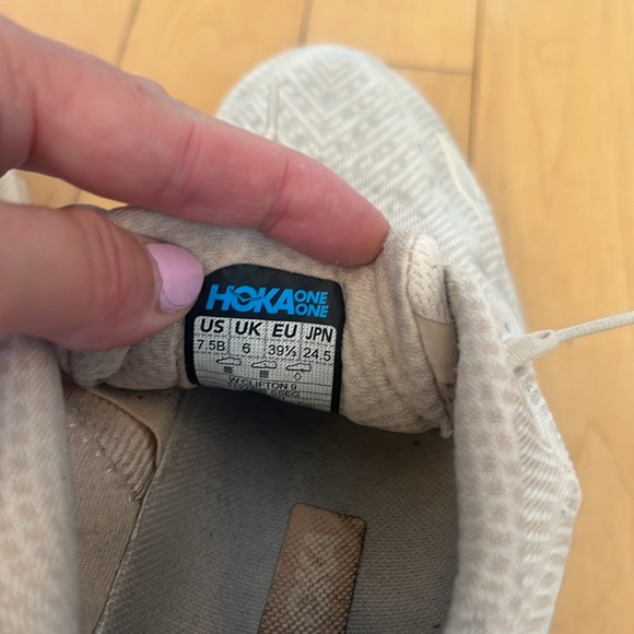 Hoka Clifton 9, shifting sand/eggnog (cream-beige color), size 7.5 - Picture 10 of 11